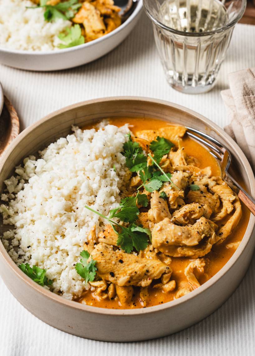 Leichtes Curry Pulled Chicken mit Blumenkohlreis
