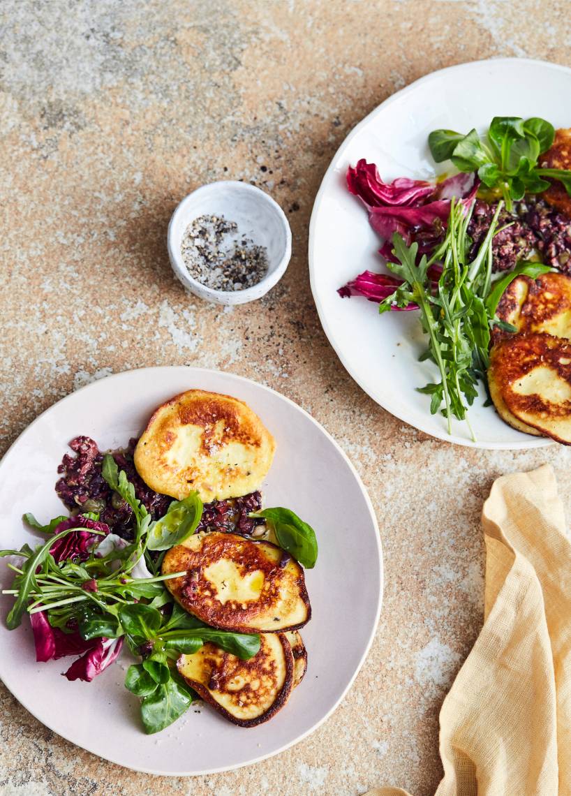 Ricotta-Bratlinge mit Salat und Olivenpaste