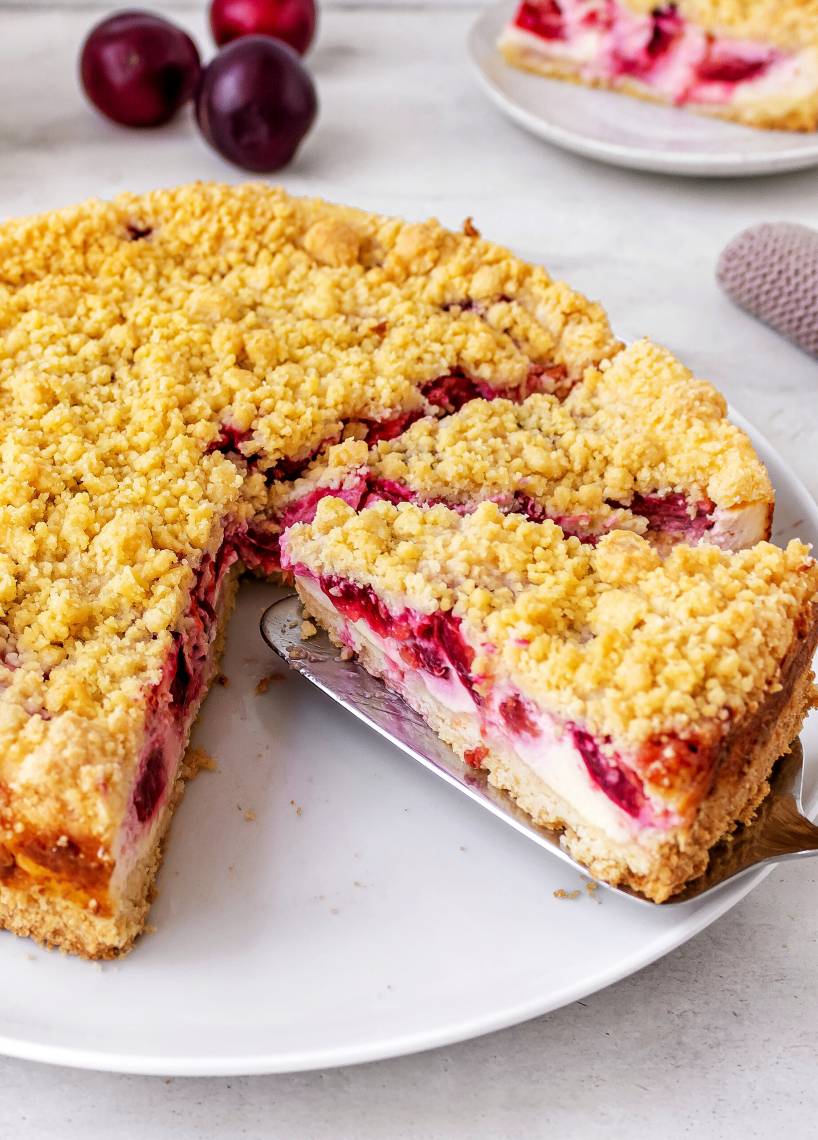 Pflaumenkuchen mit Streusel und Schmand