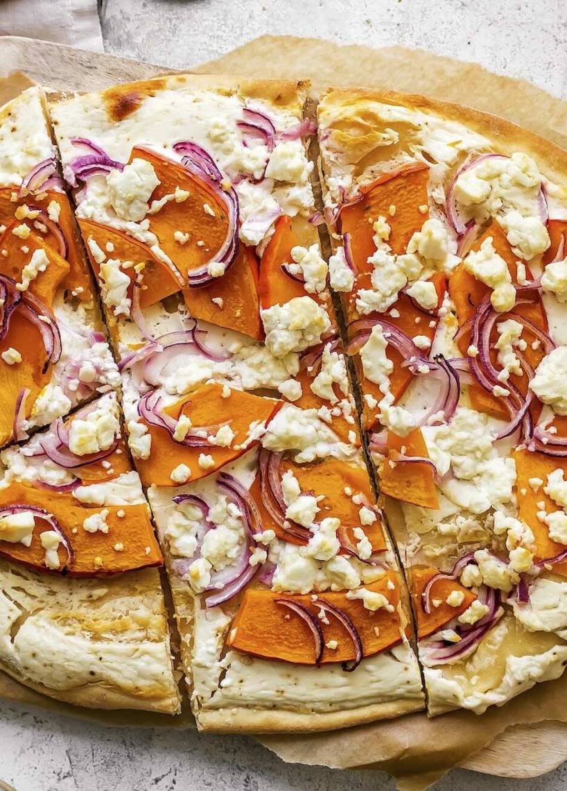 Flammkuchen mit Kürbis und Zwiebeln und Feta