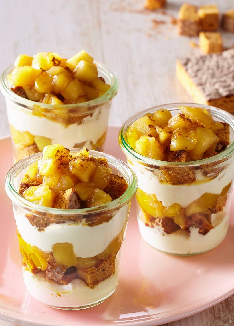 Honigkuchen-Dessert mit Apfelkompott