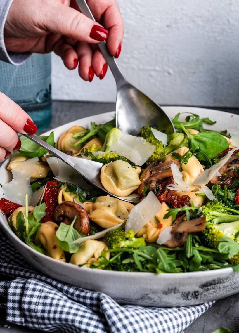 Lauwarmer Tortellini-Brokkoli-Salat