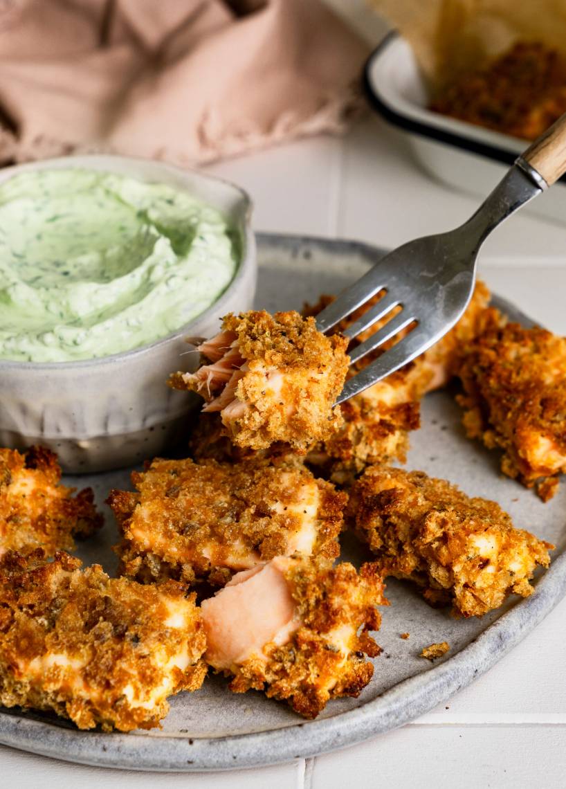 Ofen-Crispy-Lachswürfel mit Frischkäse-Kräutercreme