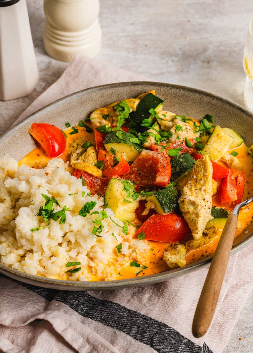 Thai-Hähnchen mit Blumenkohlreis und Currysoße