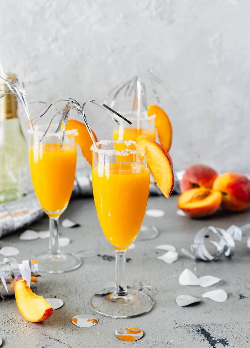 Sektgläser mit Nekatarinen