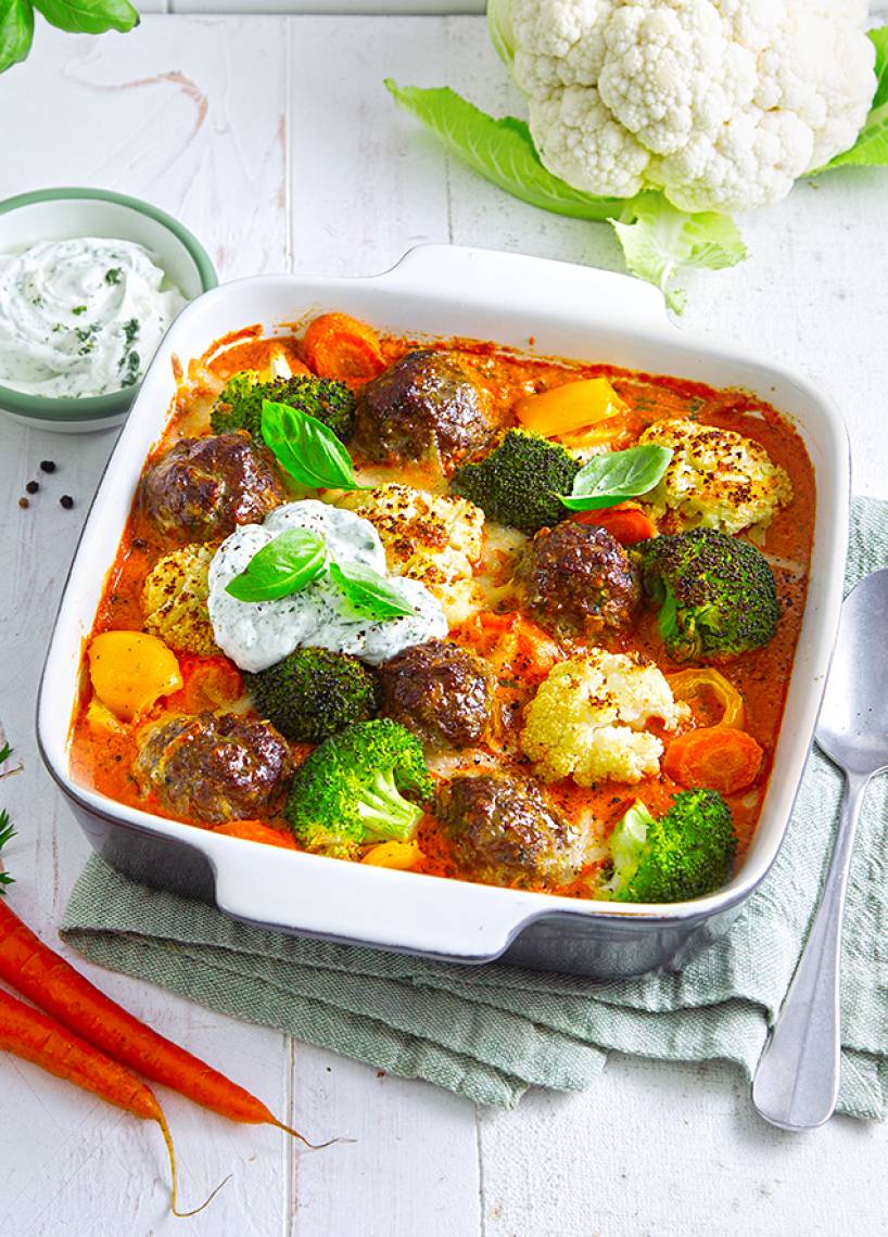 Auflaufform mit Hackbällchen und buntem Gemüse