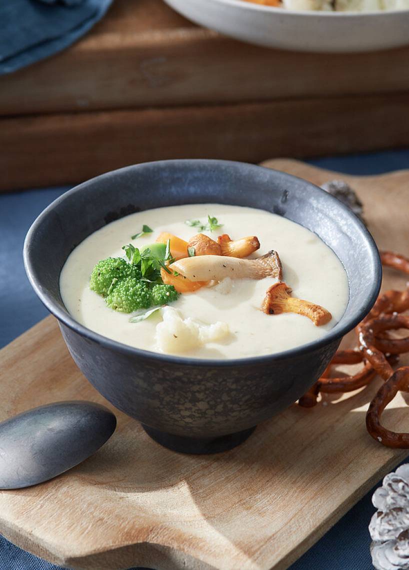 Suppenschüssel mit Gemüse und heller Cremesuppe
