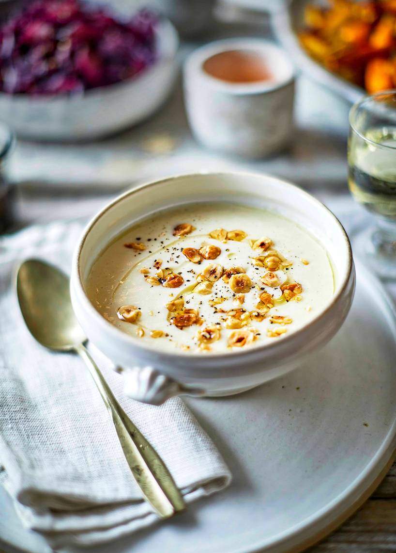 Pastinaken-Parmesansuppe mit Haselnuss