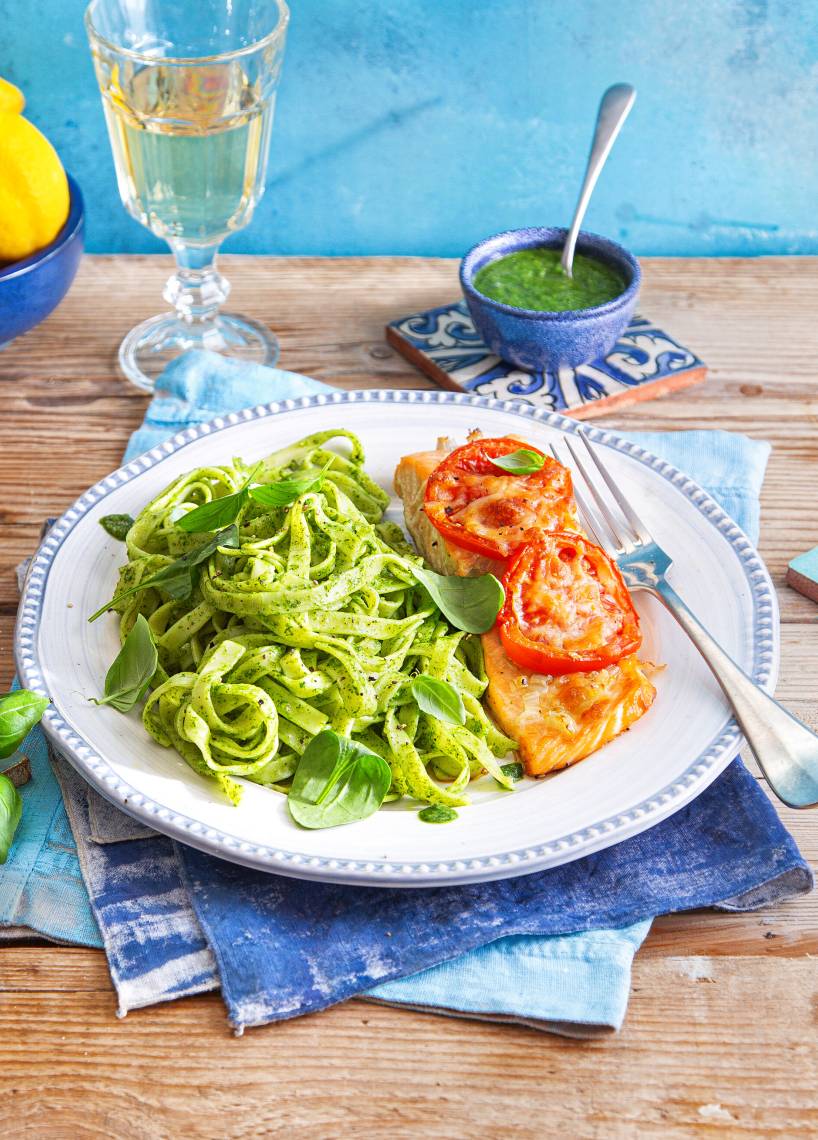 Lachsfilet Caprese mit Pestonudeln aus dem Varoma®