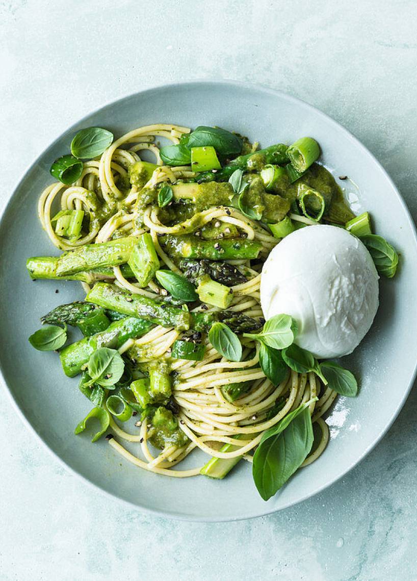 Spaghetti mit grünem Spargel und Mozzarella