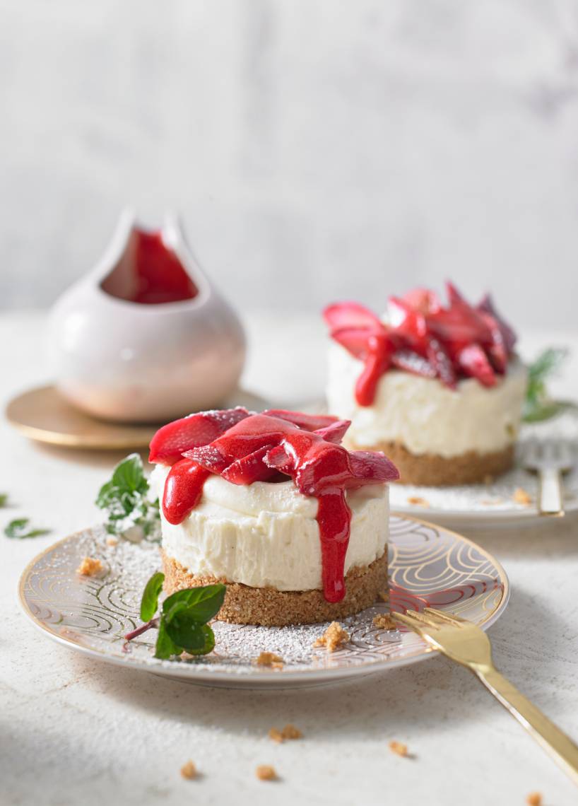 Mini-Cheesecakes mit Erdbeer-Rhabarber-Soße
