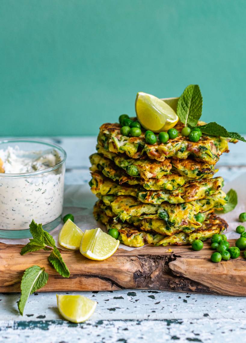 Zucchini-Erbsen-Puffer mit Fetadip