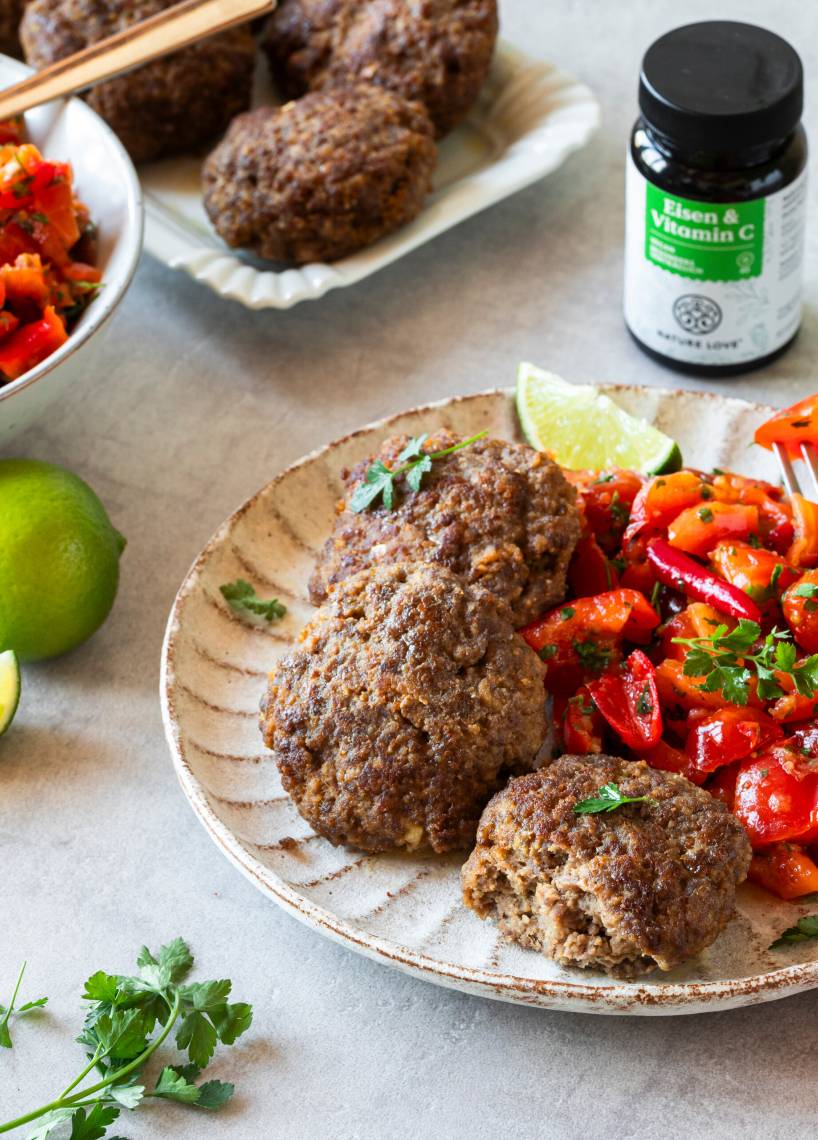 Kraft-Frikadellen mit Paprikasalat