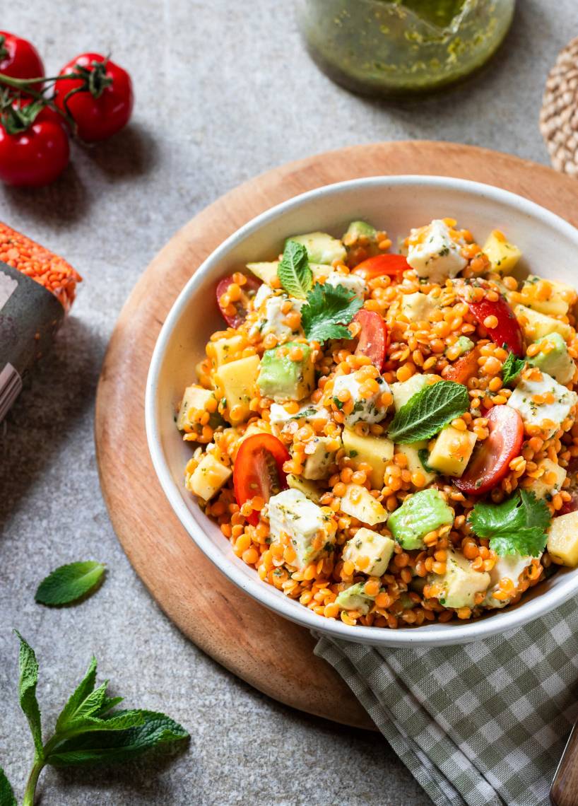 Bunter rote-Linsen-Salat mit Mango, Avocado, Feta und Tomaten