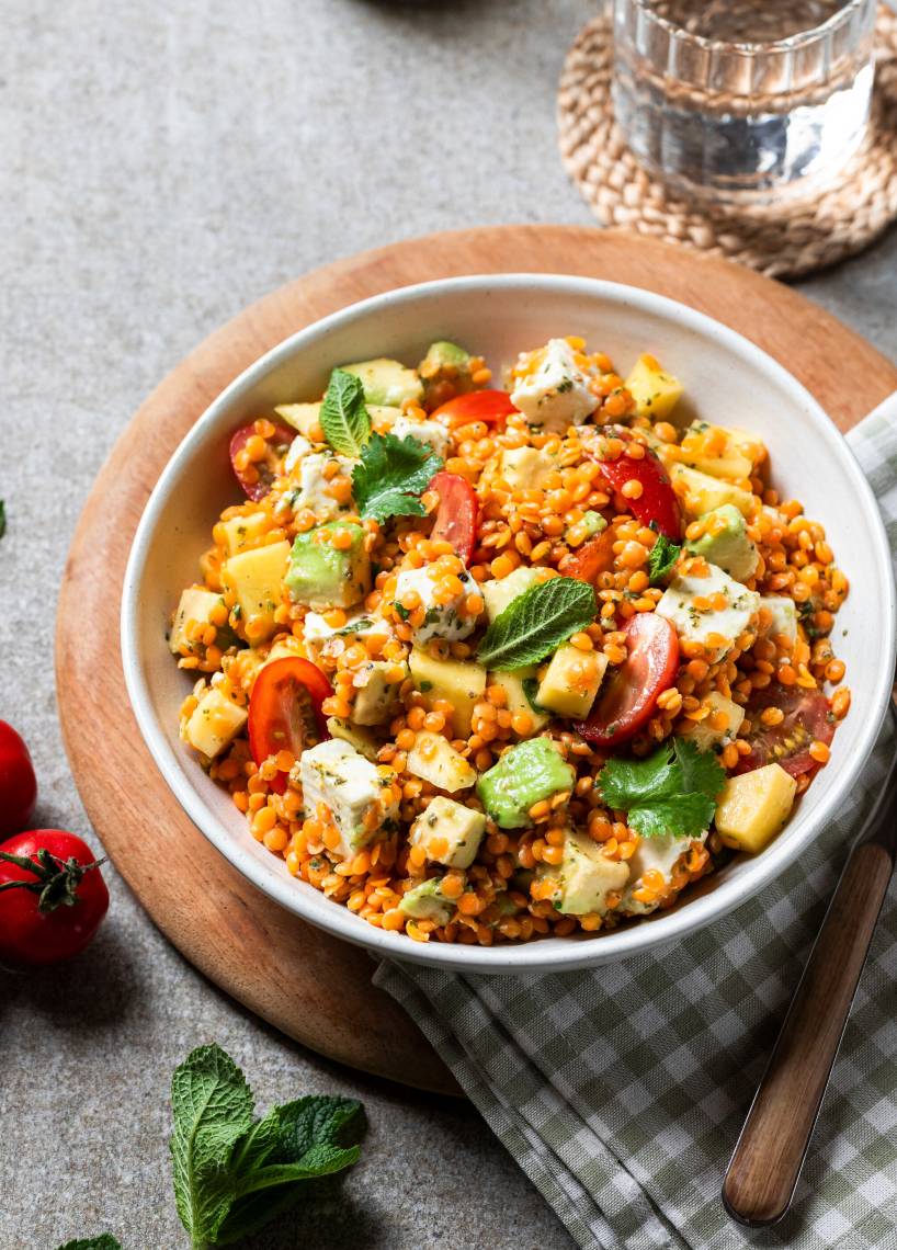 Bunter rote-Linsen-Salat mit Mango, Avocado, Feta und Tomaten
