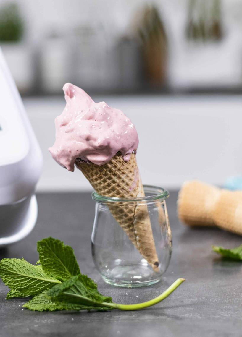 Eiswaffel mit Erdbeer-Softeis