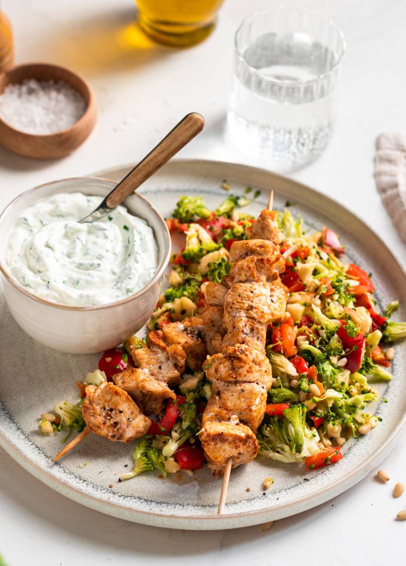 Hähnchenspieße mit Brokkolisalat und Kräuterquark