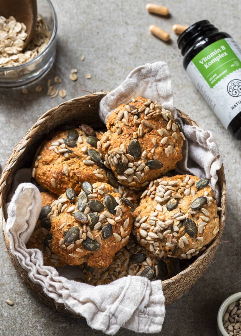 Vitalbrötchen mit Nature Love Kapseln daneben