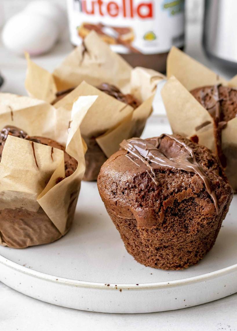 Schokomuffins mit Nutella auf einem Teller vor einem Airfryer