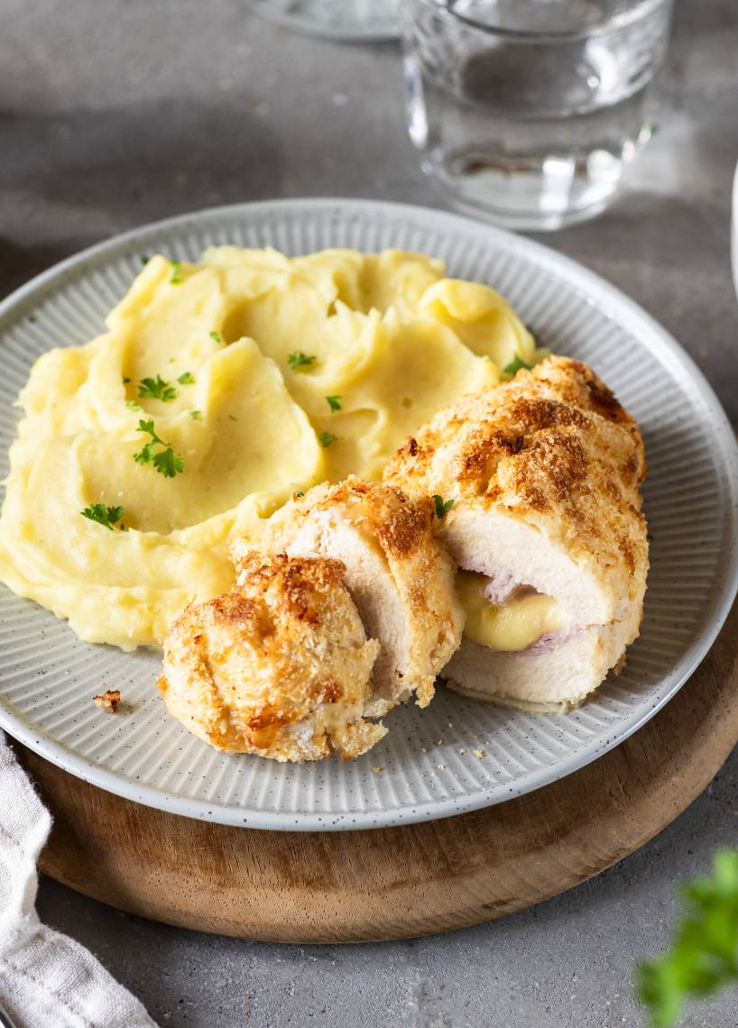 Kartoffelpüree und gefülltes Hähnchen-Schnitzel