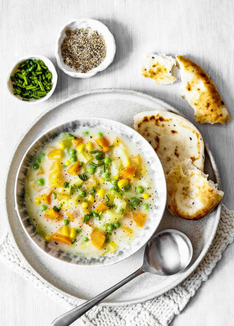 Cremige Gemüsesuppe mit Mais, Erbsen, Karotten, dazu Brot