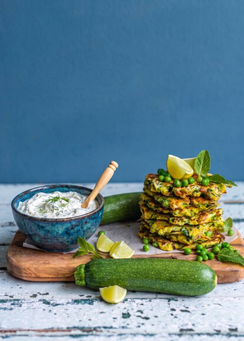 Zucchini-Erbsen-Puffer mit Feta-Dip
