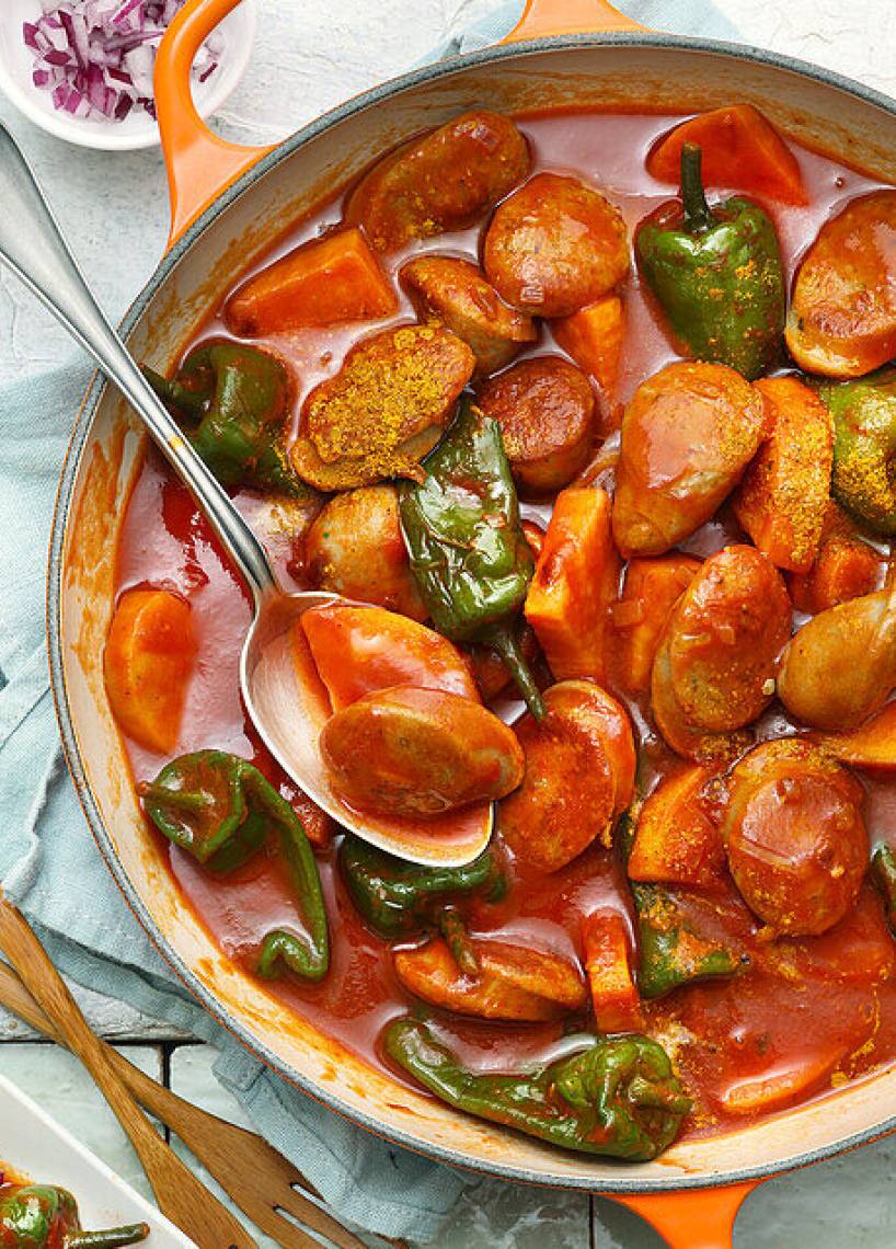 Currywurst Gulasch in einem Topf