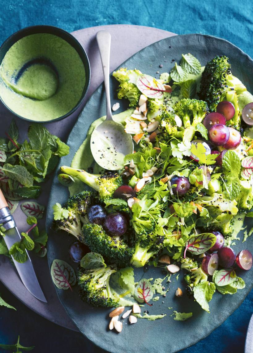 Brokkolisalat mit Trauben, Mandeln und grünem Dressing