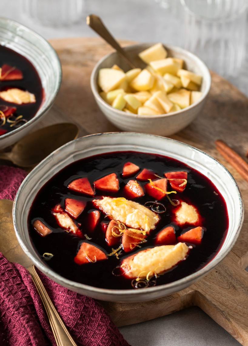 Fliederbeersuppe mit Grießklösen
