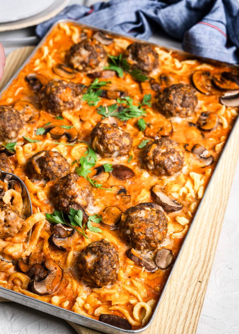 Hackbällchen-Jäger-Feierabendblech mit Spätzle und Champignons