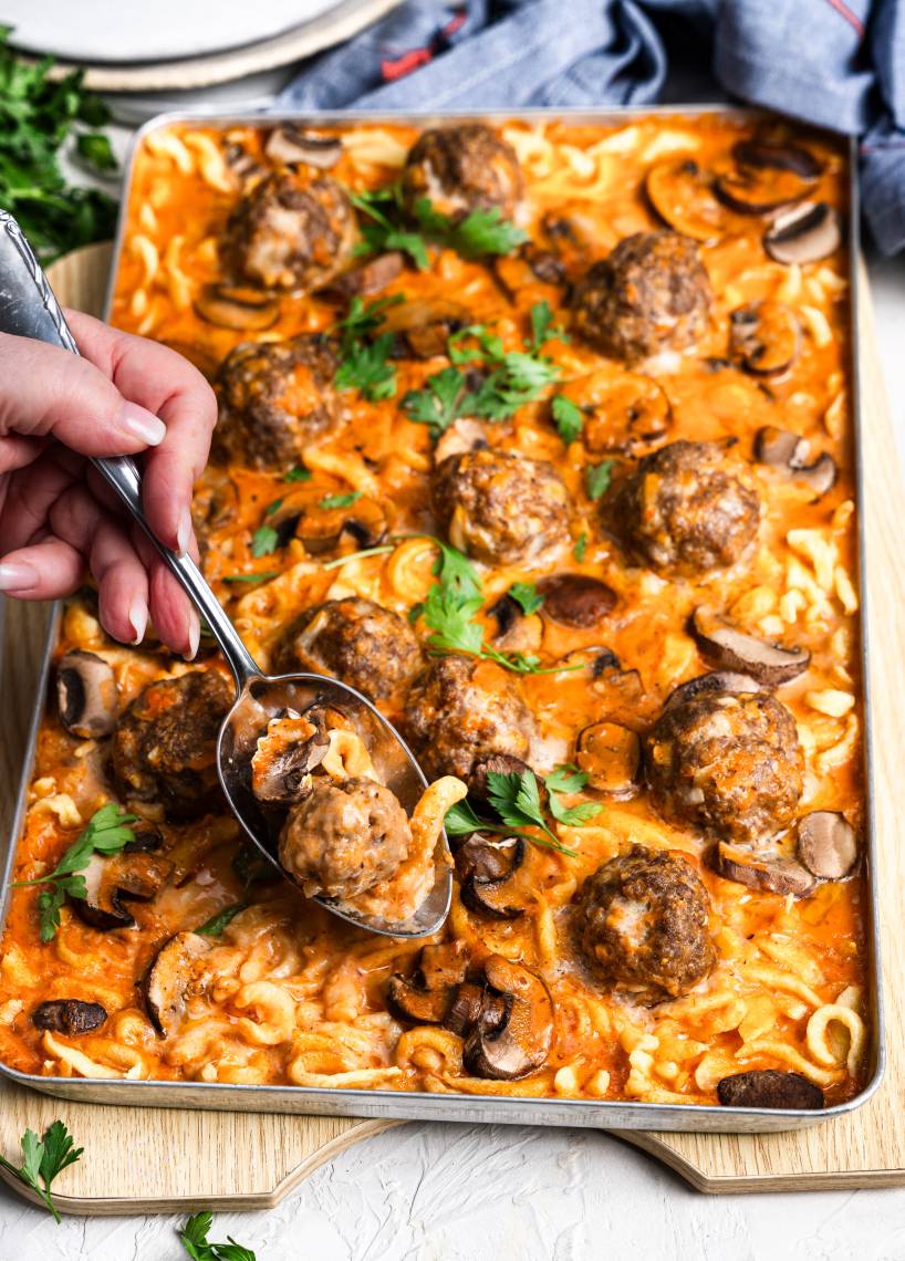 Hackbällchen-Jäger-Feierabendblech mit Spätzle und Champignons