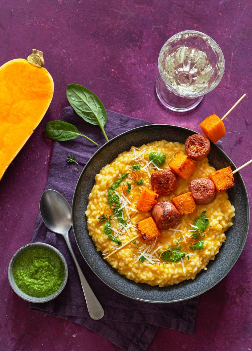 Kürbisrisotto mit Bratwurstspießen