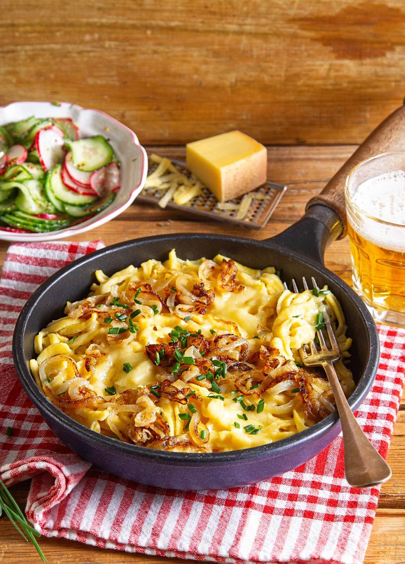 Schnelle Käsespätzle mit Gurken-Radieschen-Salat