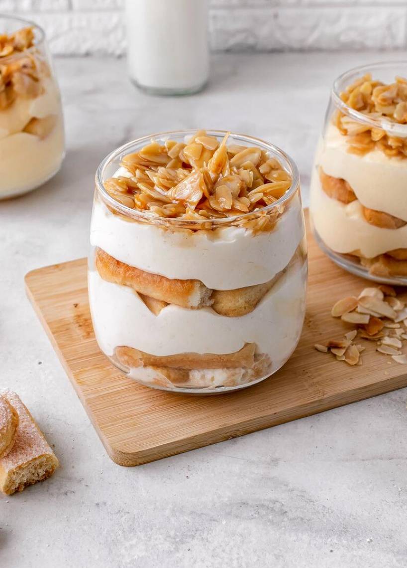 Bienenstich-Becher geschichtet im Glas mit gehobelten Mandeln