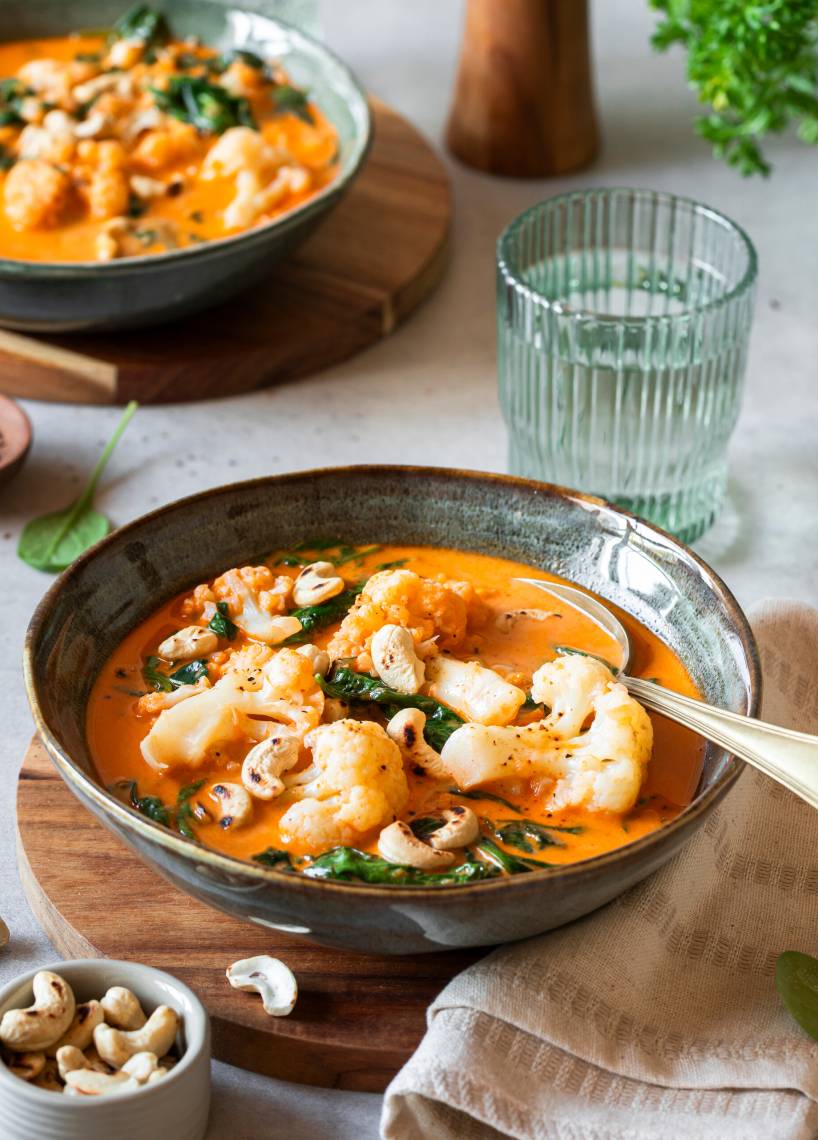 Feel-Good-Curry mit Blumenkohl, Spinat und Cashews