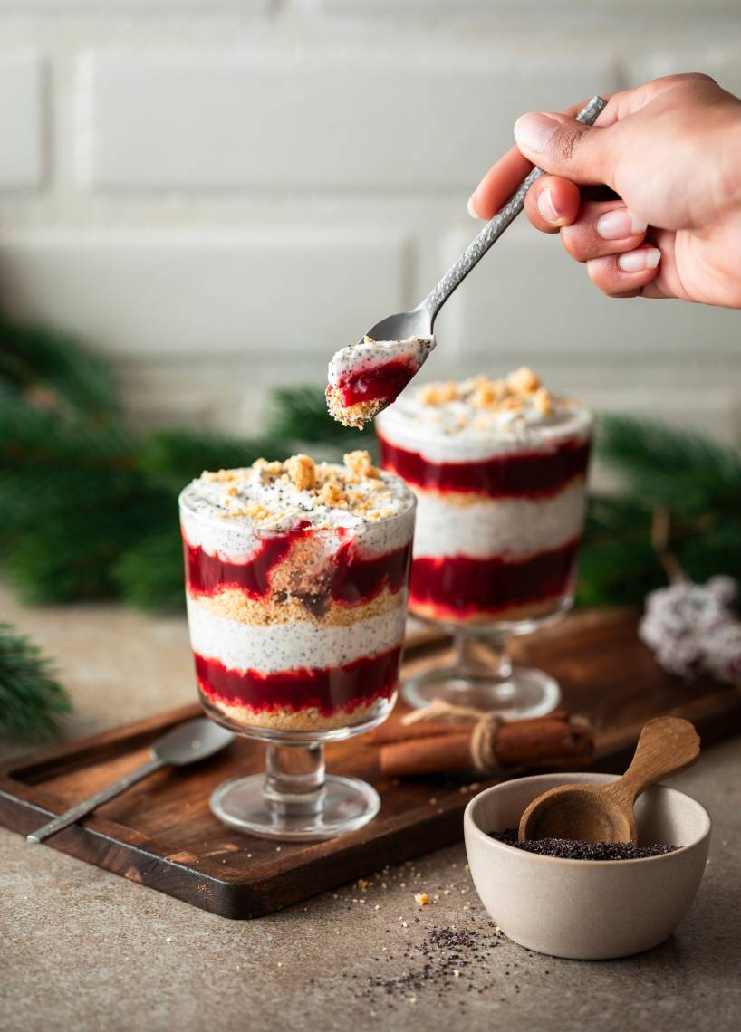 Mohn-Dessert mit Zwetschgenkompott