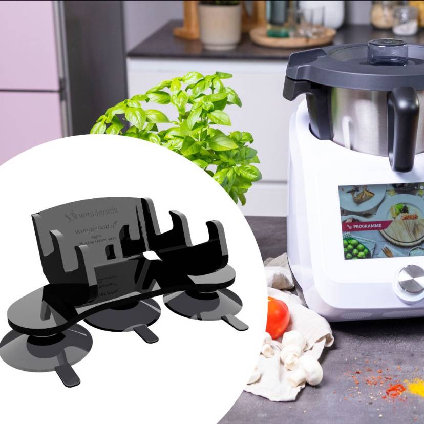 Monsieur Cuisine steht auf einer Arbeitsfläche. Im Vordergrund ist der WunderButler zu sehen.