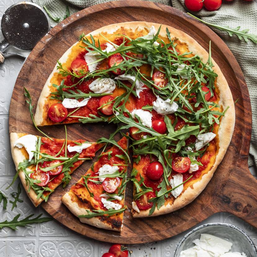 Pizza mit fruchtiger Tomatensoße