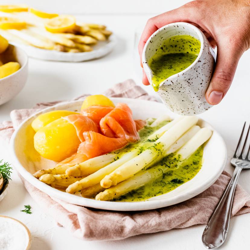 Spargel mit Räucherlachs und Honig-Senf-Hollandaise