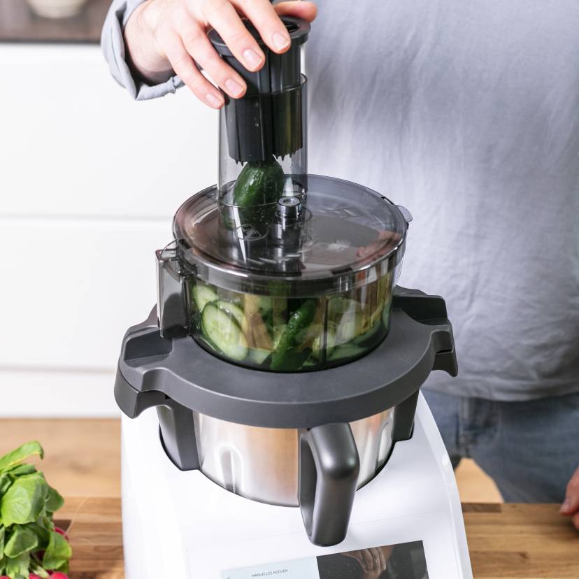 Gurke wird mit dem WunderSlicer® in Scheiben geschnitten
