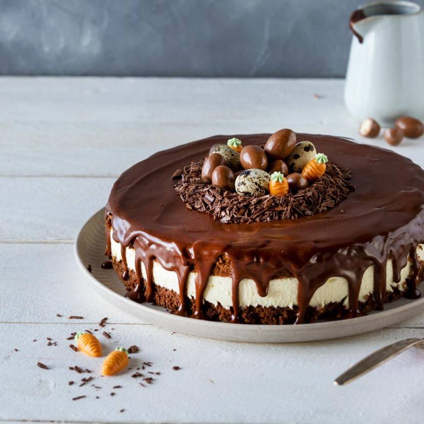 Schokoladenkuchen mit Schokoladeneiern auf Teller