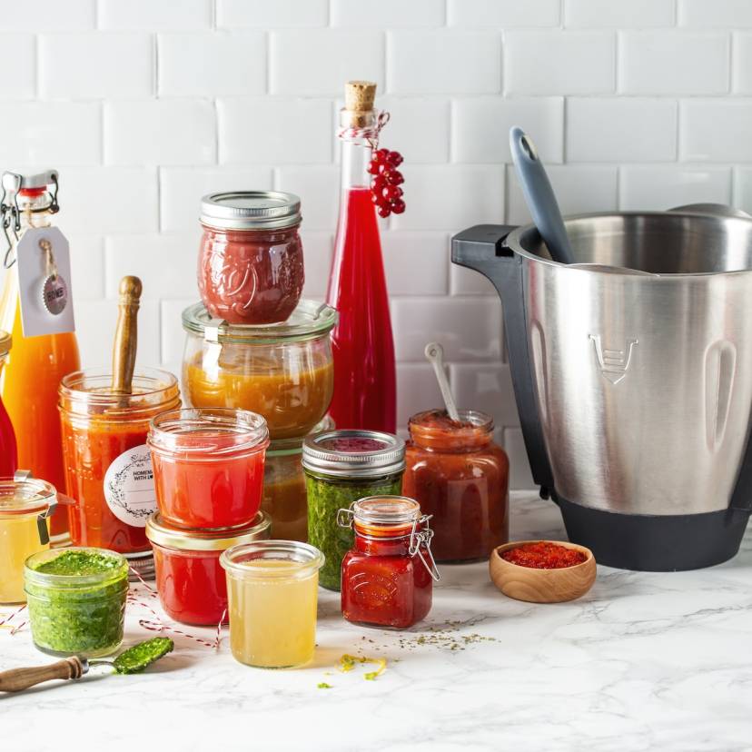 Einmachen, Gläser neben dem Mixbehälter des Monsieur Cuisine