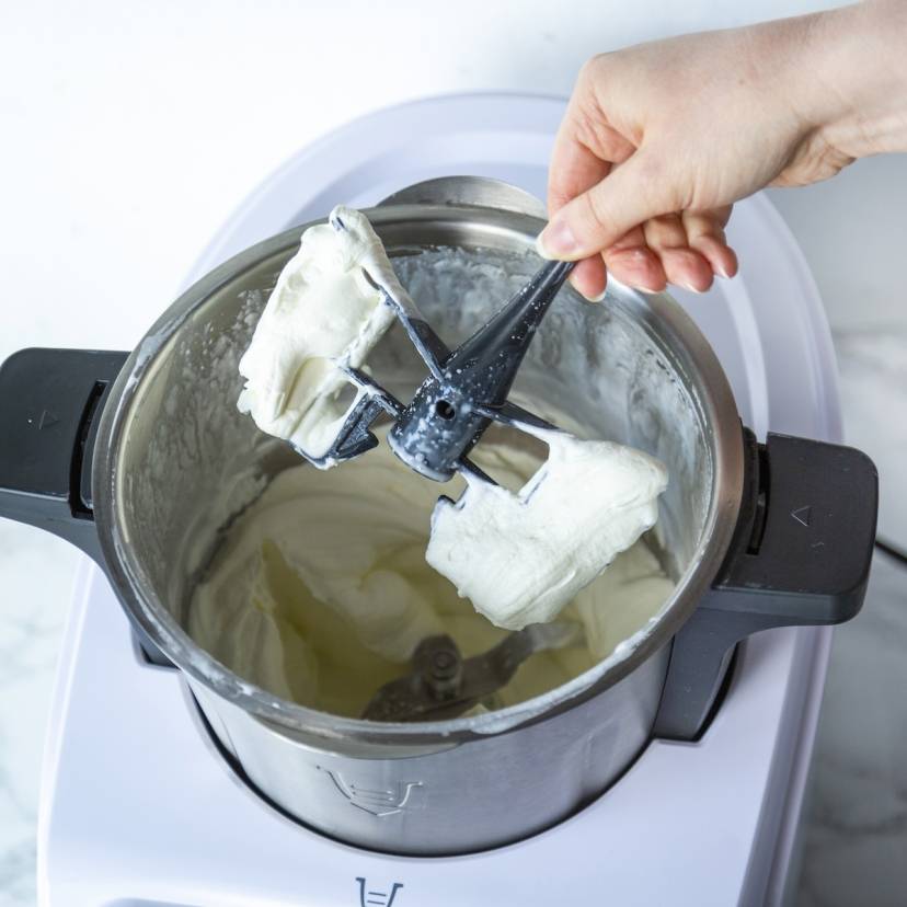 Der Rühraufsatz des Monsieur Cuisine nach dem Sahne schlagen