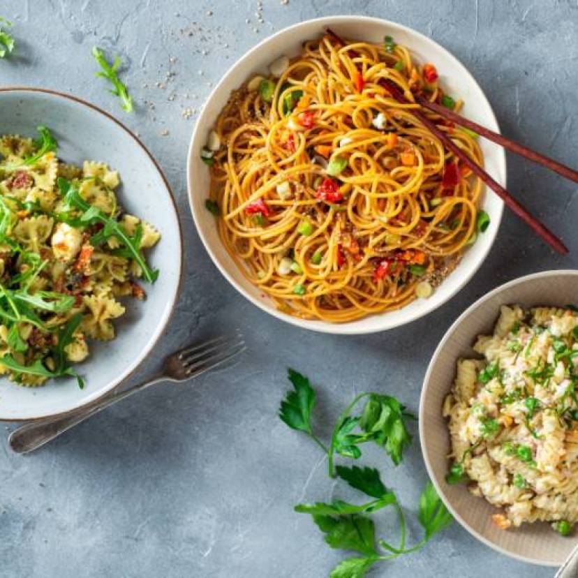 Verschiedene Nudelsalate in drei Schüsseln