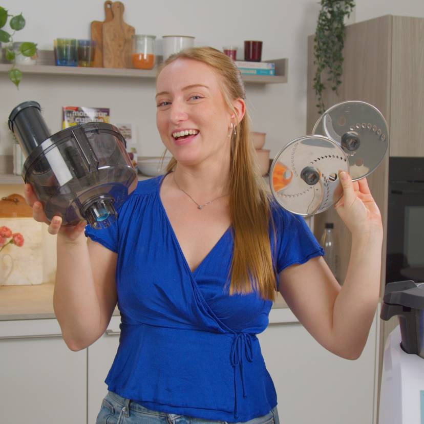 Frau mit blauem Oberteil hält den Wunderslicer® in der Hand