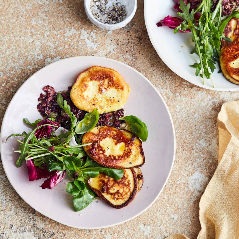 Ricotta-Bratlinge mit Salat und Olivenpaste