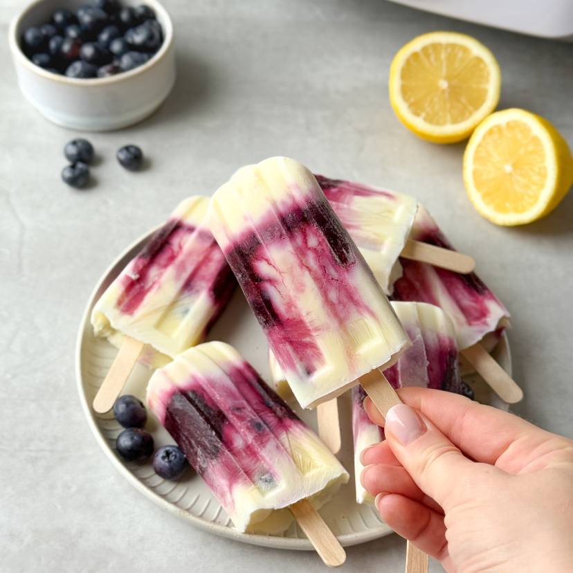 Blaubeer-Joghurt-Eis am Stiel