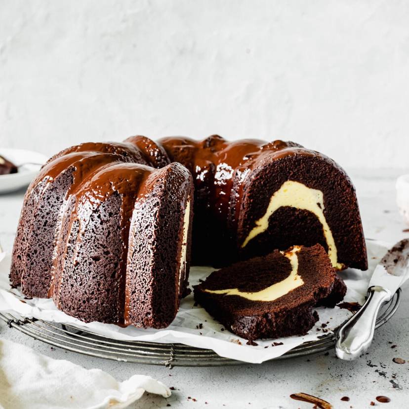 Dunkler Gugelhupf mit heller Füllung