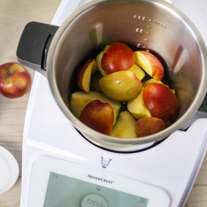 Äpfel im Mixbehälter des Monsieur Cuisine