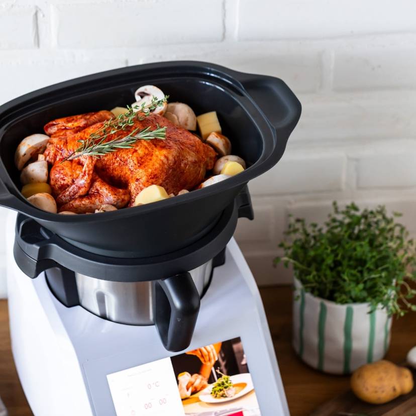 Ein ganzes Hähnchen im Dampfgaraufsatz des Monsieur Cuisine